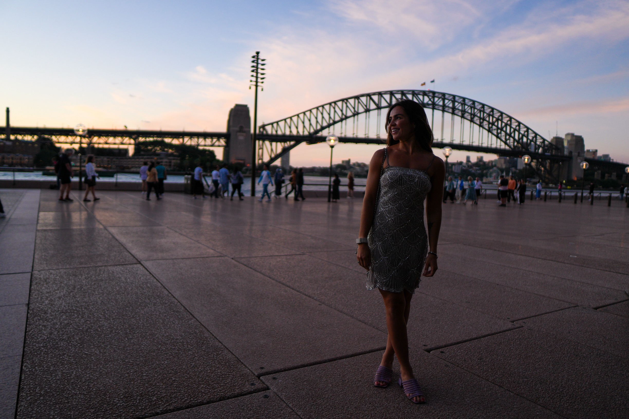 Allessandra Sinisgalli em Sydney, com a Harbour Bridge ao fundo